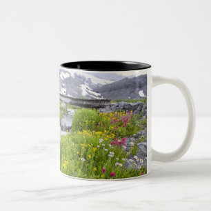 Caneca De Café Em Dois Tons Rio obscuro com os Wildflowers cor-de-rosa brancos