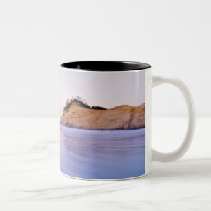 Caneca De Café Em Dois Tons Rocha do monte de feno em ondas azuis borradas