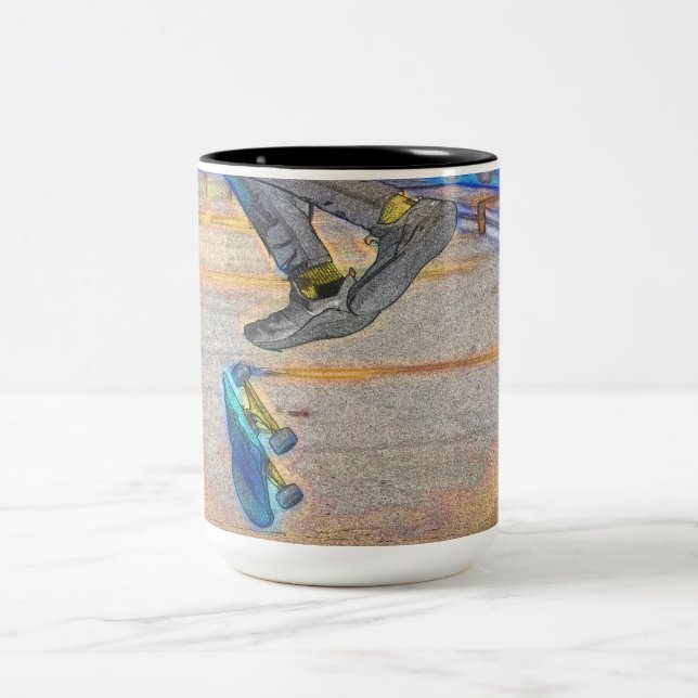 Caneca De Café Em Dois Tons Rodando o pavimentos - Truque de Skateboard (Centro)