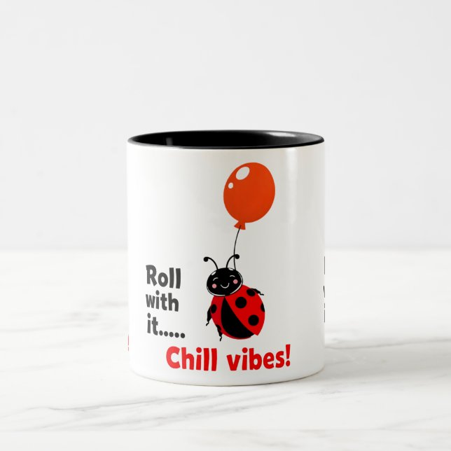 Caneca De Café Em Dois Tons Roll With It Chill Vibes Ladybug Quote Art (Centro)