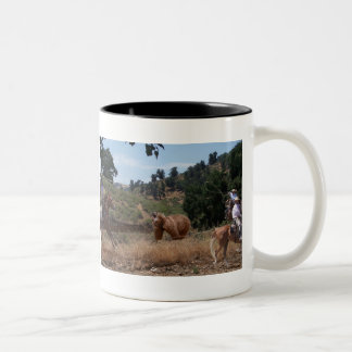 Caneca De Café Em Dois Tons Roping do urso do Vaquero de Tejon