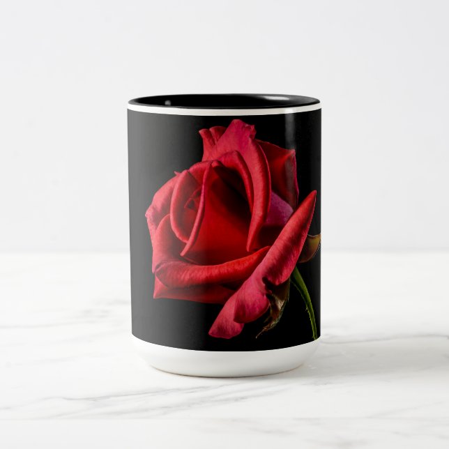Caneca De Café Em Dois Tons Rosa vermelha contra fundo preto (Centro)