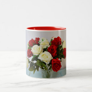 Caneca De Café Em Dois Tons Rosas vermelhos e brancos
