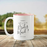 Caneca De Café Em Dois Tons Roteiro Moderno Damas de Honra Pergunta Nome Perso<br><div class="desc">Caneca personalizada "Você quer ser minha Dama de Honra?",  presente perfeito para pedir à sua melhor amiga para fazer parte da celebração do seu casamento. O design de letras manuscritas misturado com tipografia moderna pode ser personalizado com um nome e data.</div>