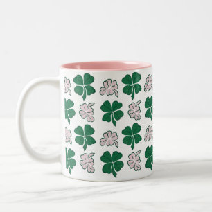 Caneca De Café Em Dois Tons Rua do Padrão de Shamrock de revelo rosa, dia de P