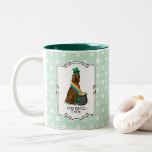 Caneca De Café Em Dois Tons Rua. O Cão do Setter Irlandês do Dia de Patrick
