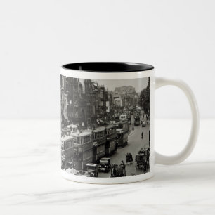 Caneca De Café Em Dois Tons Rua principal de Whitechapel, Londres, c.1930