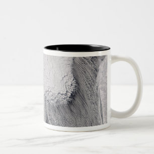 Caneca De Café Em Dois Tons Ruas de gelo e nuvens no mar de Okhotsk