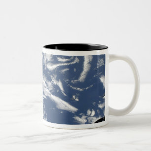 Caneca De Café Em Dois Tons Ruas de vortex da nuvem fora da costa