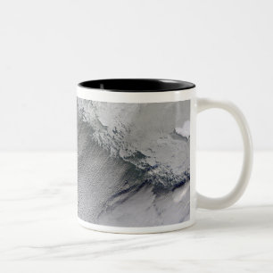 Caneca De Café Em Dois Tons Ruas marítimas de gelo e nuvens no Mar de Bering