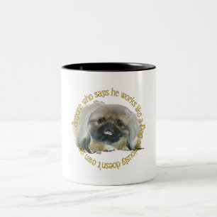 Caneca De Café Em Dois Tons Sabedoria do Pequinês - Trabalhando como um Cão