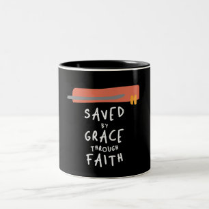 Caneca De Café Em Dois Tons Salvo por Grace Através de Fé - Citação Cristã