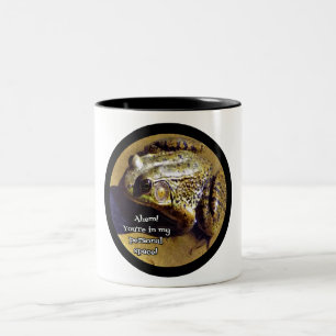 Caneca De Café Em Dois Tons Sapo dizendo que você está invadindo meu espaço