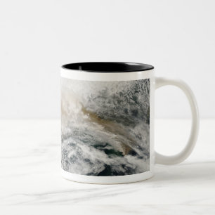 Caneca De Café Em Dois Tons Sarychev repica o sopro através do mar de Okhotsk
