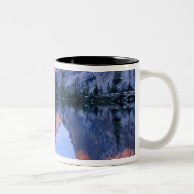 Caneca De Café Em Dois Tons Sawtooth Wilderness, Idaho. EUA. Cumulus (Direita)