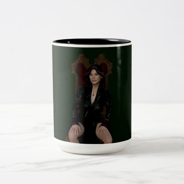 Caneca De Café Em Dois Tons Scarlett Chevalier sentado em cadeira (Centro)