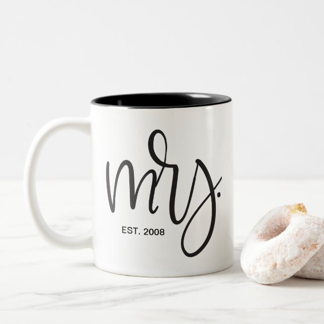 Caneca De Café Em Dois Tons Script Personalizado, "Sra." ESTABELECIDO (Com Donut)