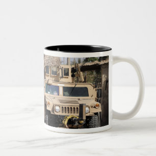 Caneca De Café Em Dois Tons Segurança da conduta de Humvee durante uma