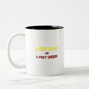 Caneca De Café Em Dois Tons Seis metros de distância sob mensagem de texto eng