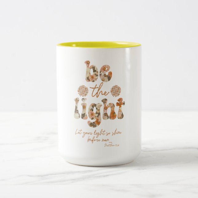 Caneca De Café Em Dois Tons Seja a luz com o verso da Bíblia (Centro)