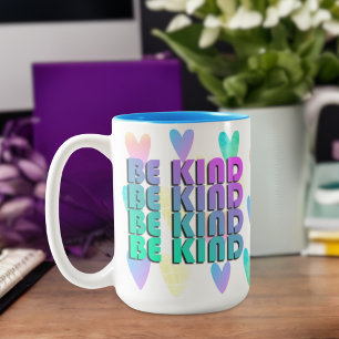 Caneca De Café Em Dois Tons Seja gentil com o Rainbow Gradient Heart Gift do P