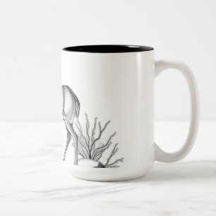 Caneca De Café Em Dois Tons Serene Deer com Pedras e Arbustos