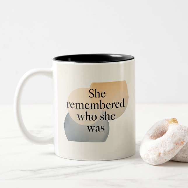 Caneca De Café Em Dois Tons She Remembered Who She Was Mug – Empowering Femini (Com Donut)