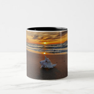 Caneca De Café Em Dois Tons Shell na praia na ilha do por do sol   Kos