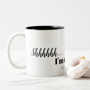 Caneca De Café Em Dois Tons Shhh...Não posso falar, aproveitando meu café