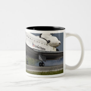 Caneca De Café Em Dois Tons Shuttle Endeavor pousando o Centro Espacial Kenned