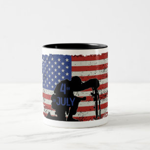 Caneca De Café Em Dois Tons Silhueta amassada de soldado e bandeira americana