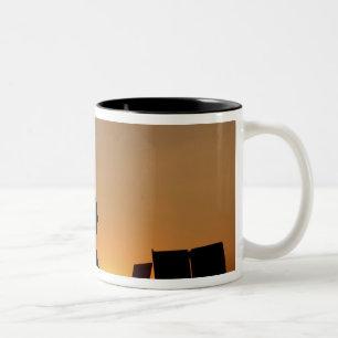 Caneca De Café Em Dois Tons Silhuetas