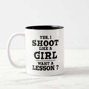 Caneca De Café Em Dois Tons Sim, eu atiro como uma garota, quer uma lição? Pre