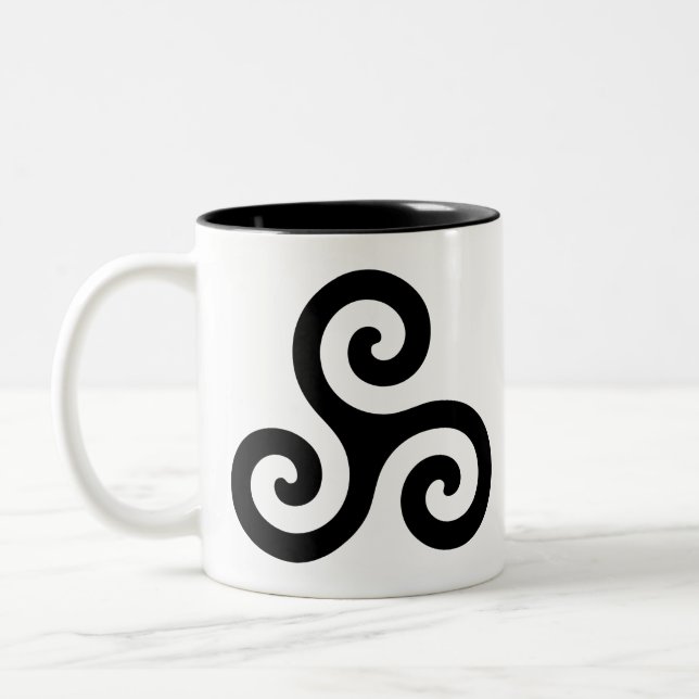 Caneca De Café Em Dois Tons Símbolo de Triskele (Esquerda)