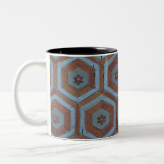 Caneca De Café Em Dois Tons Simetria de Fluidos: Explorando Desenhos Abstratos