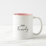 Caneca De Café Em Dois Tons Simples Minimalista Sra. Newlywn Bride<br><div class="desc">Esta simples mama minimalista de café recém-casada é um presente perfeito para a noiva ou noiva ser para um chá de casamento moderno. O design simples e elegante apresenta a tipografia de scripts clássicos e ricos em preto e branco.</div>