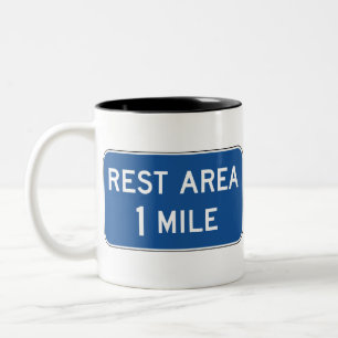 Caneca De Café Em Dois Tons Sinal de Estrada de Área de Resto