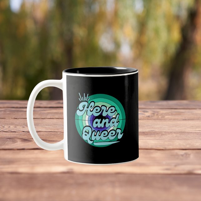 Caneca De Café Em Dois Tons Sinalizador gay masculino: LGBTQ - Aqui e Fila (Criador carregado)