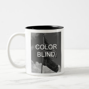 Caneca De Café Em Dois Tons Sinalizadores em tons de cinza ocultos a cores