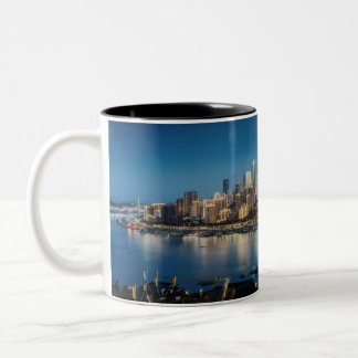 Caneca De Café Em Dois Tons Skyline Chongqing na Noite - Luzes da Cidade e Ref