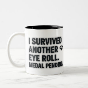 Caneca De Café Em Dois Tons Sobrevivi A Outro Rolo De Olhos. Medalha Pendente