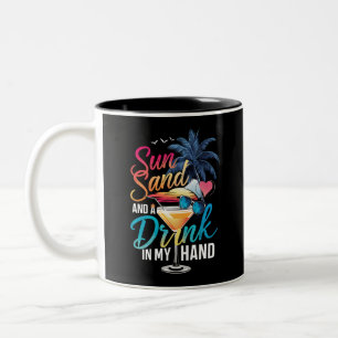 Caneca De Café Em Dois Tons Sol Areia e uma Bebida na Mão Cruzeiro de Praia
