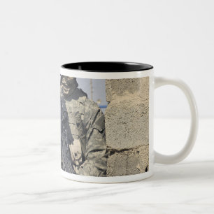 Caneca De Café Em Dois Tons Soldado armado com MK-48