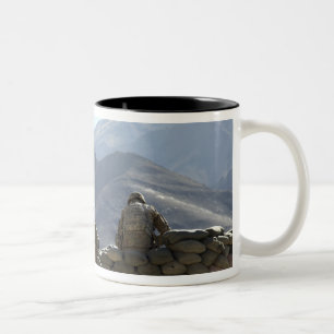 Caneca De Café Em Dois Tons soldados comandam equipamento comunicação