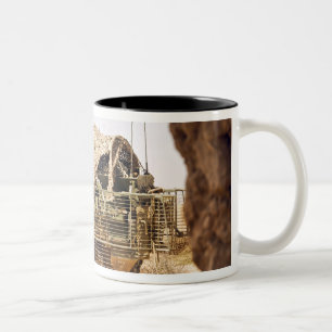 Caneca De Café Em Dois Tons Soldados dos EUA conduzem patrulha de combate no A