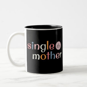 Caneca De Café Em Dois Tons SOLTEIRO de Design com letras coloridas em negrito