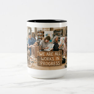 Caneca De Café Em Dois Tons Somos Todos Trabalhos em Andamento