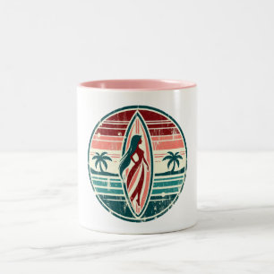 Caneca De Café Em Dois Tons "Sonhos de surfe: garota gostosa e surfboard"