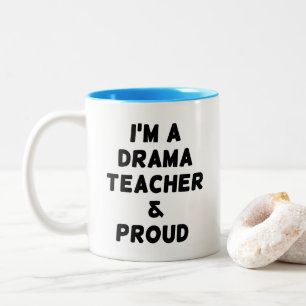 CANECA DE CAFÉ EM DOIS TONS SOU UMA PROFESSORA DE DRAMATURGIA & ORGULHOSA