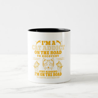Caneca De Café Em Dois Tons sou viciado em gatos na estrada para a recuperação